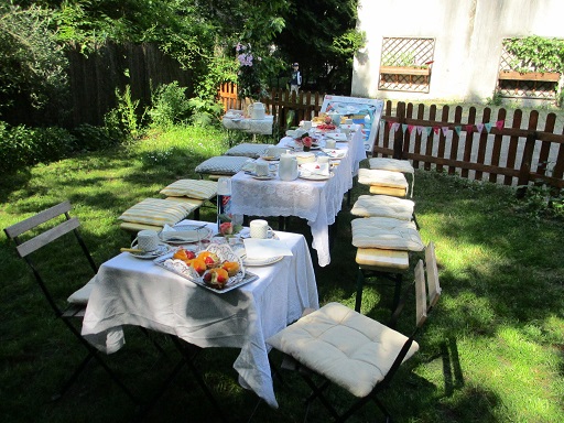 Treffhaltestelle, gedeckter Tisch
