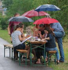 Tisch der Zeichner im Regen