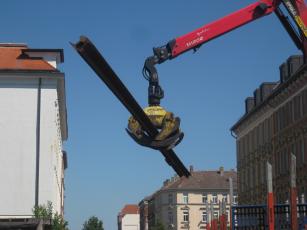 Transport Schienen, Kran, Schwellen, Schiene in der Luft