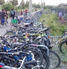 viele Fahrräder am Bürgerbahnhof